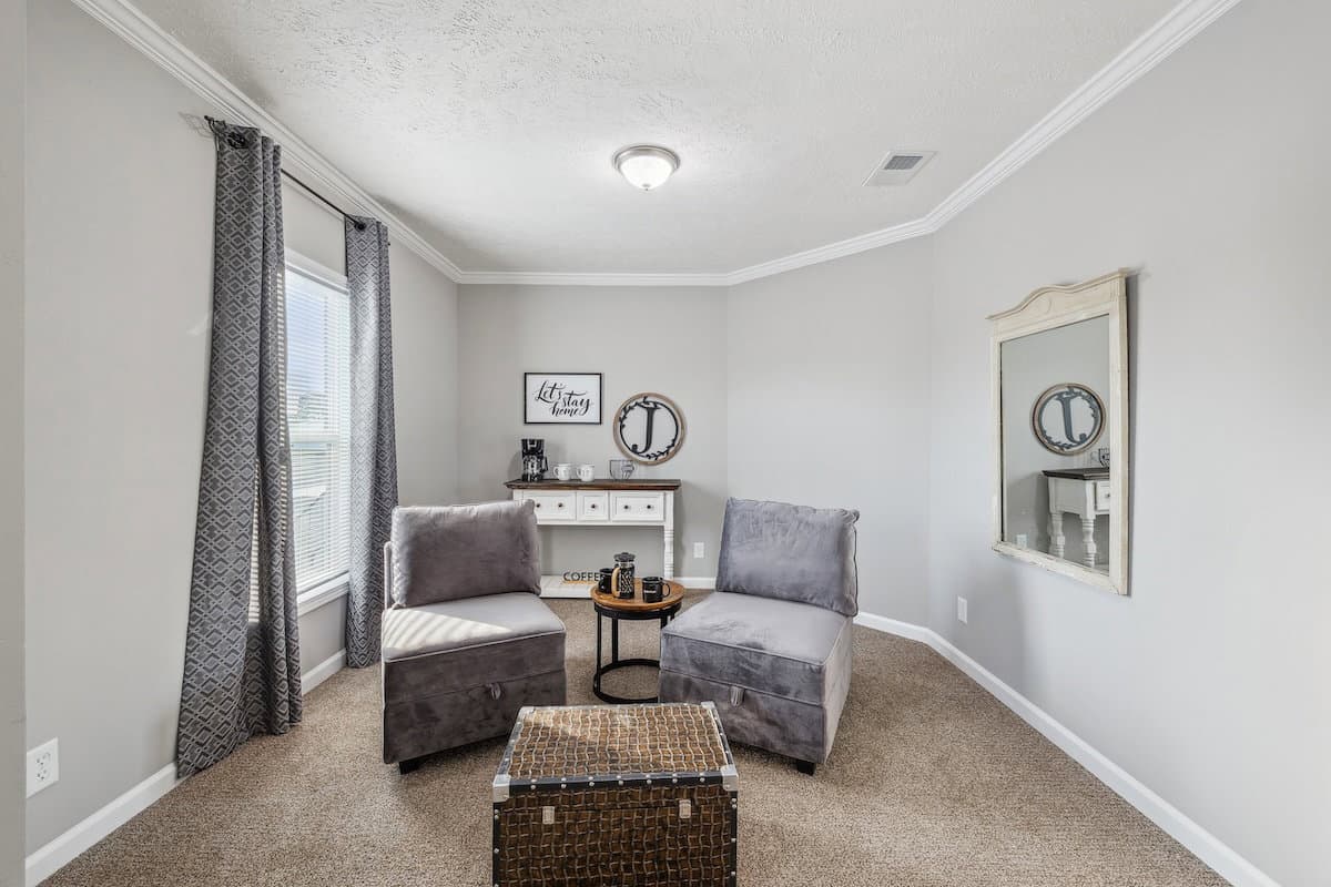 Stagecoach bedroom home features