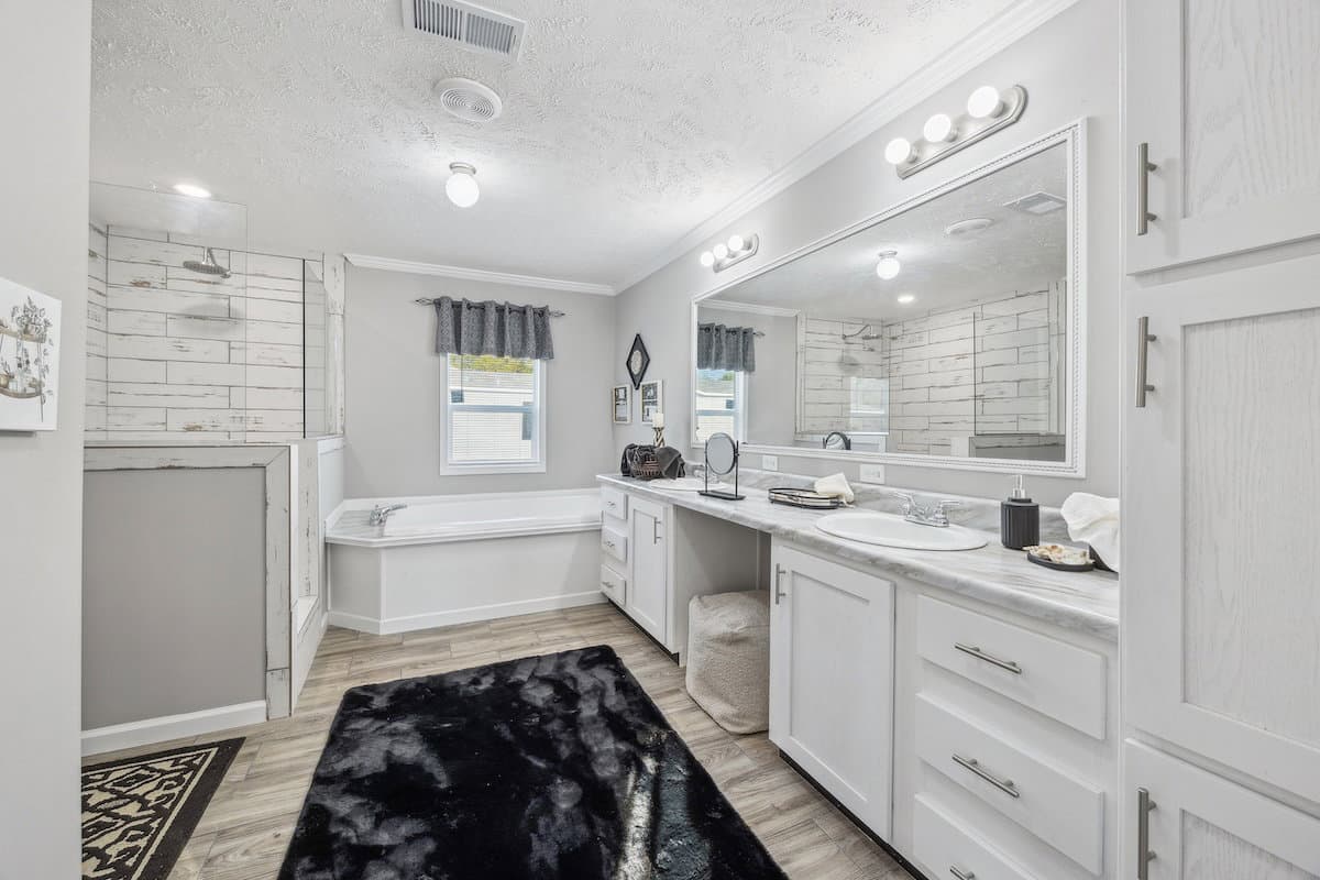 Stagecoach bathroom home features