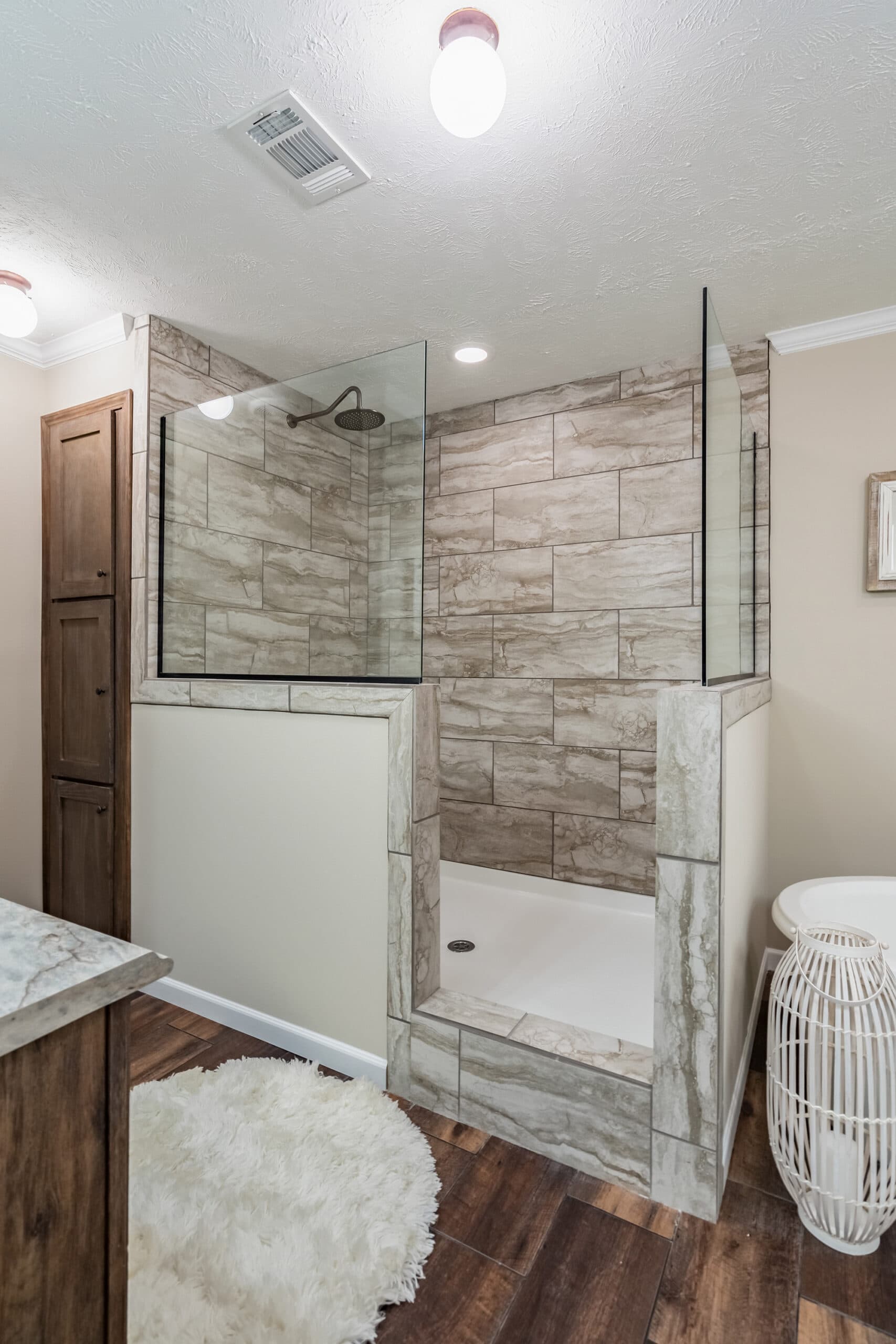 Tiger cat bathroom home features