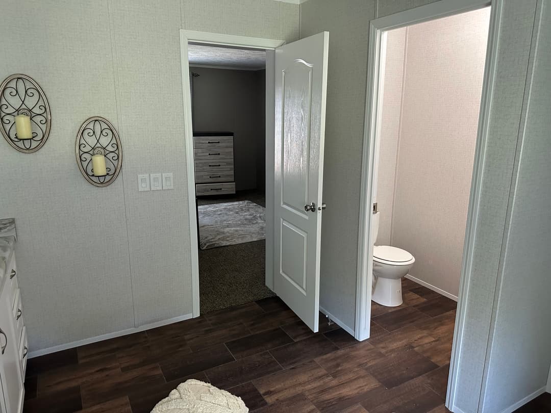 Md-45-32 interior and bathroom home features