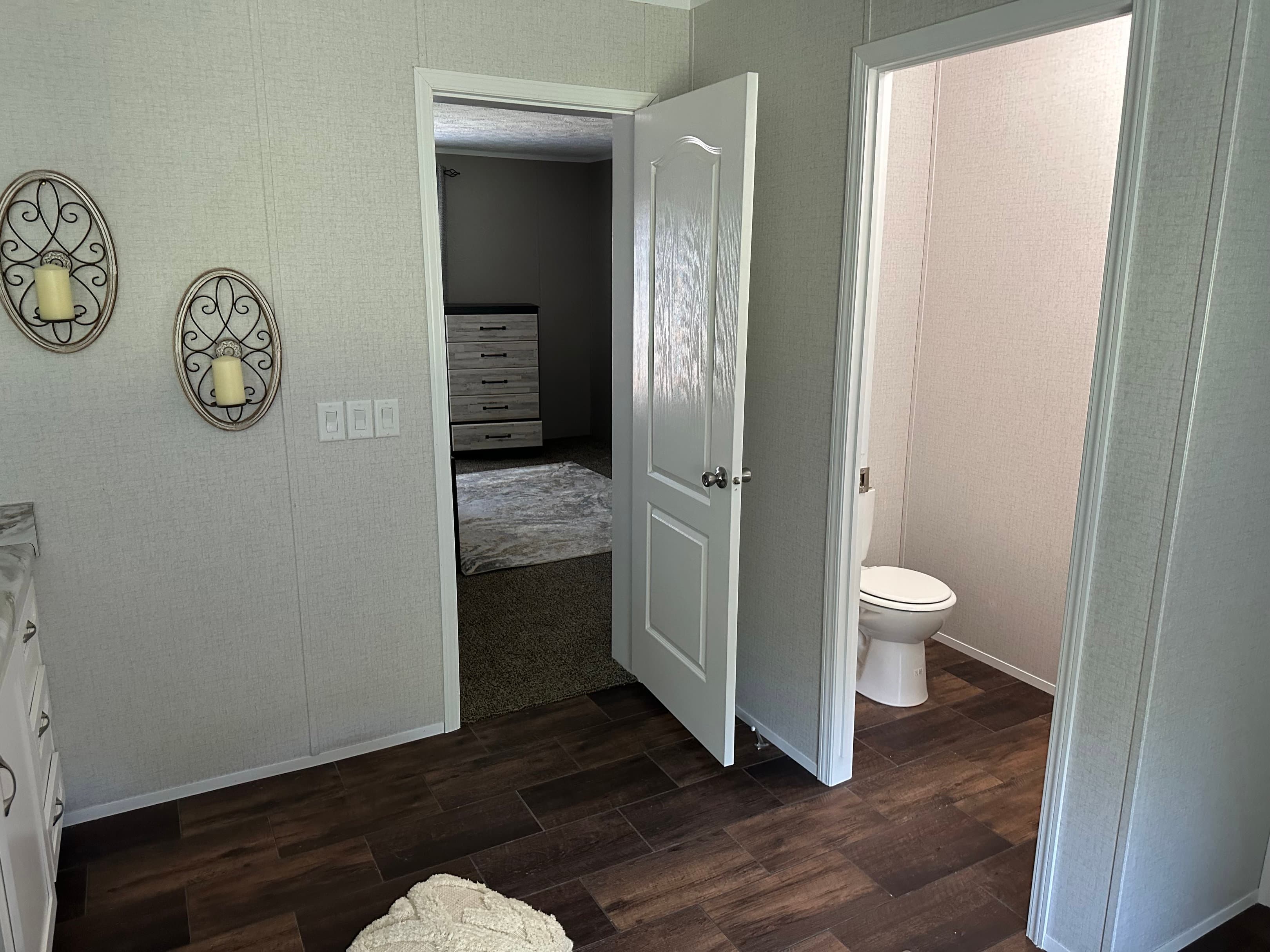 Md-45-32 interior and bathroom home features